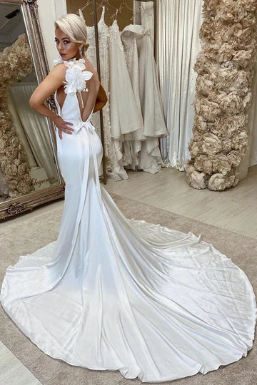 Vestido de novia sirena de satén con escote en V profundo y espalda descubierta con flores